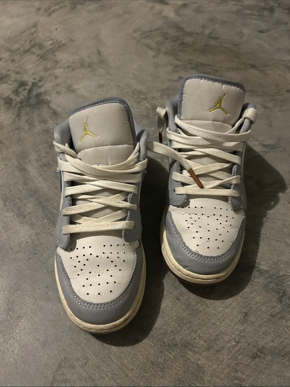 Jordan Kids Low-Top Sneakers in White, Light Gray and Gold